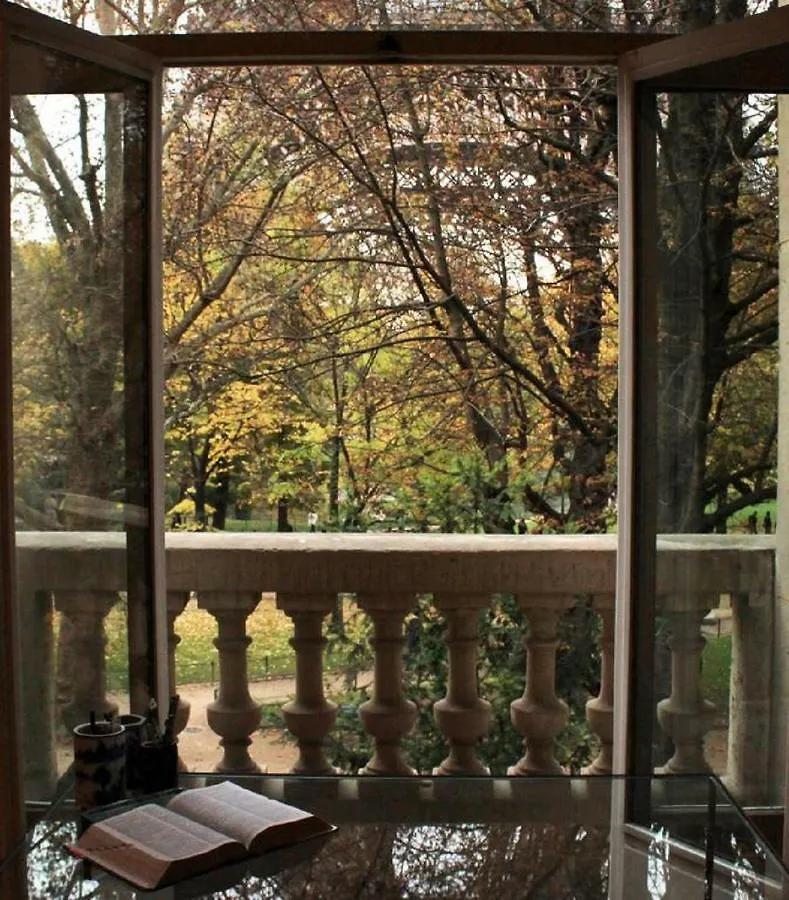 Rue De Buenos Aires In Appartement Paris